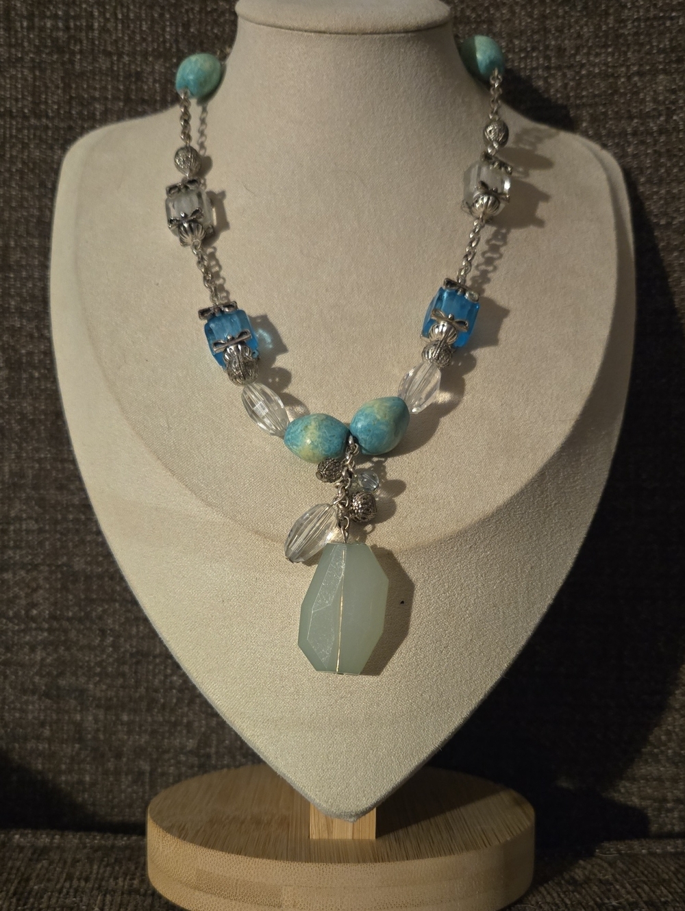 Vintage Avon 90s Blue Faux Gemstone & Glass Beaded Pendant Necklace 💫